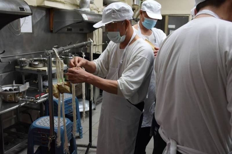 苗栗看守所自營作業工場培養收容人一技之長，生產的傳統客家粽因用料實在、價格便宜，向來是熱銷商品，端午節將至，開放訂購不到1週即爆單喊停。（苗栗看守所提供）