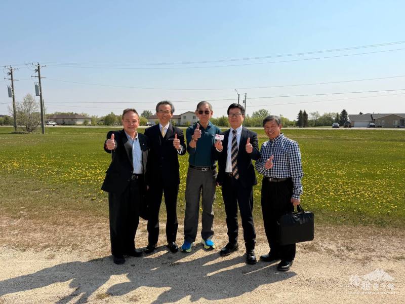 梁毅鵬及藍柏青與臺商林先生(中)合照