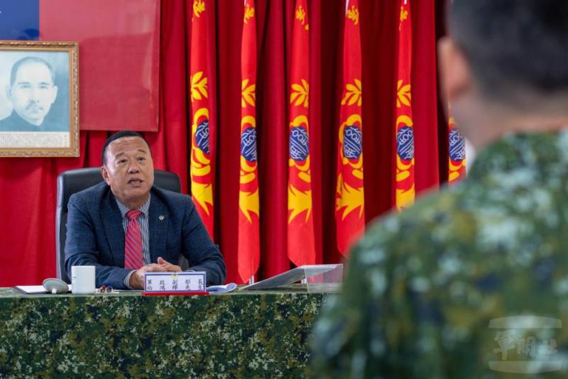 柏副部長親切垂詢連江縣後服中心官兵