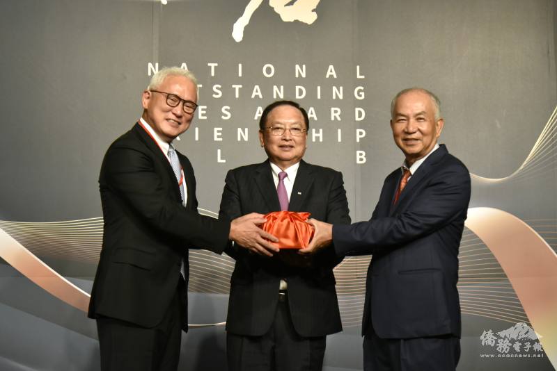 由中小企業總會理事長李育家（中）監交，第14屆總會長可文山（左）將印信交接給第15屆總會長吳定國（右）