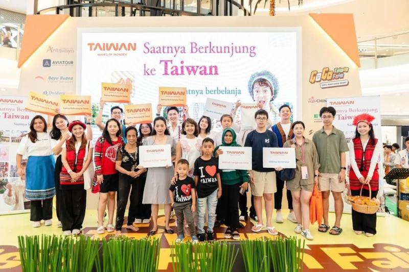 台灣觀光「購物之旅」印尼地區代言人Widi Mulia（中著白衣者），5月24日出席雅加達台灣農遊展銷會，與印尼民眾合影。（駐印尼代表處提供）