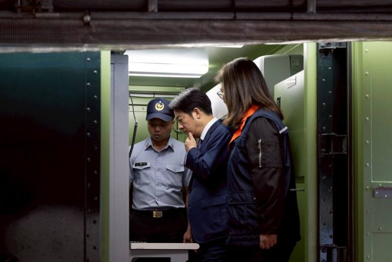 總統至勤務管制中心瞭解海巡執勤作業情況，接著聽取機動雷達車介紹