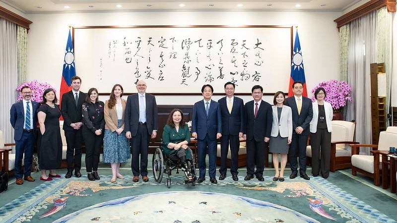 President Lai poses for a group photo with a delegation led by United States Senator Tammy Duckworth.