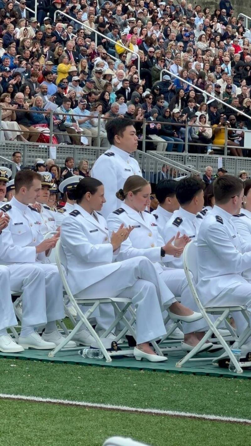 楊凱閎21日參加位於美國東北部康乃狄克州新倫敦市的美國海岸防衛隊官校畢業典禮。（海巡署提供）