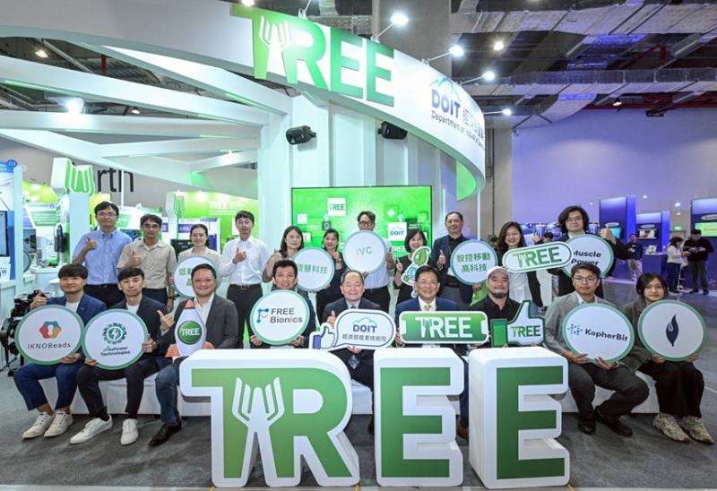 Zhou Chong-bin, Deputy Director General of DoIT/MOEA, presented the TREE Award 2025 (Taiwan Research-Institute Entrepreneurial Ecosystem) ceremony to recognize the efforts of corporate startup teams in commercializing scientific research.