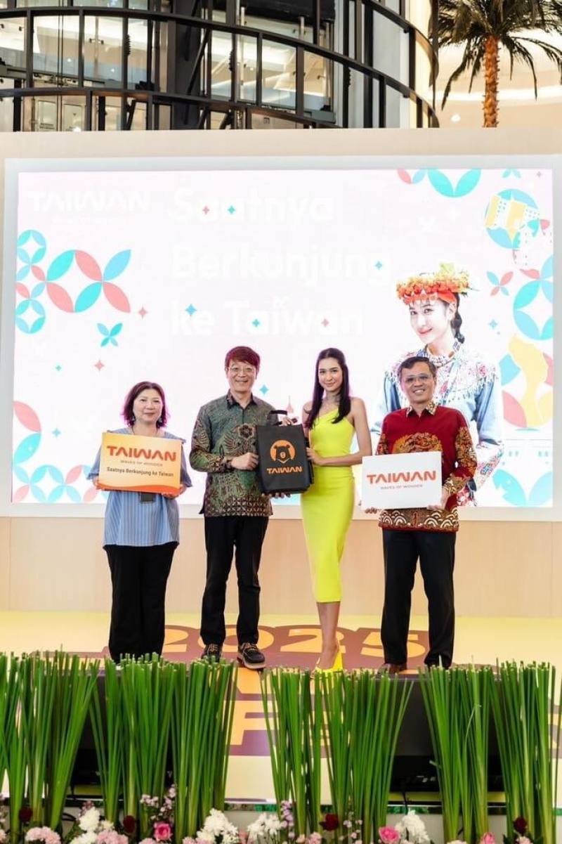 交通部觀光署5月24日參加雅加達台灣農遊展銷會，大力推廣台灣觀光。左2為駐印尼副代表林信任，右2為台灣觀光印尼地區代言人Mikha Tambayong，右1為駐雅加達台灣觀光服務處主任周士弼。（駐印尼代表處提供）