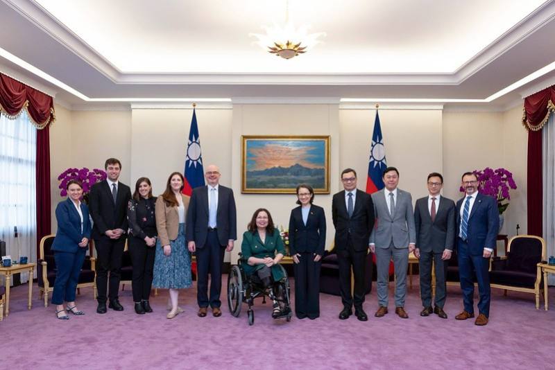 副總統與訪賓一行合影