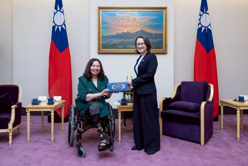 蕭美琴副總統28日上午接見美國聯邦參議員達克沃絲（Tammy Duckworth）訪問團