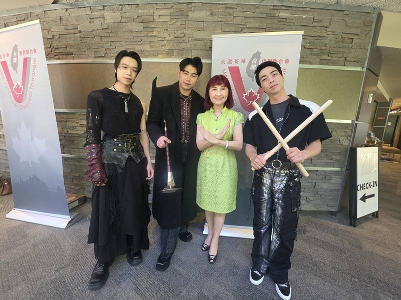 十鼓擊樂團有25年歷史，樂團成員多才多藝，打鼓、吹奏、甚至唱功都一流，令溫哥華觀眾大開眼見。左起：團長謝家茗、樂團好手林威廷、大溫哥華台灣僑界聯合會共同主席張健理、樂團藝術總監謝懷玨