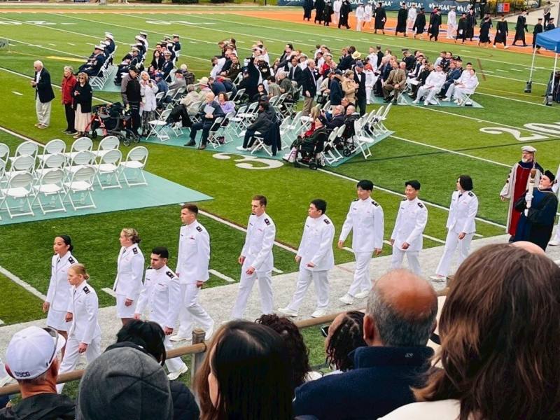 楊凱閎（右4）21日自美國海岸防衛隊官校畢業，唱名後接受表揚。（海巡署提供）