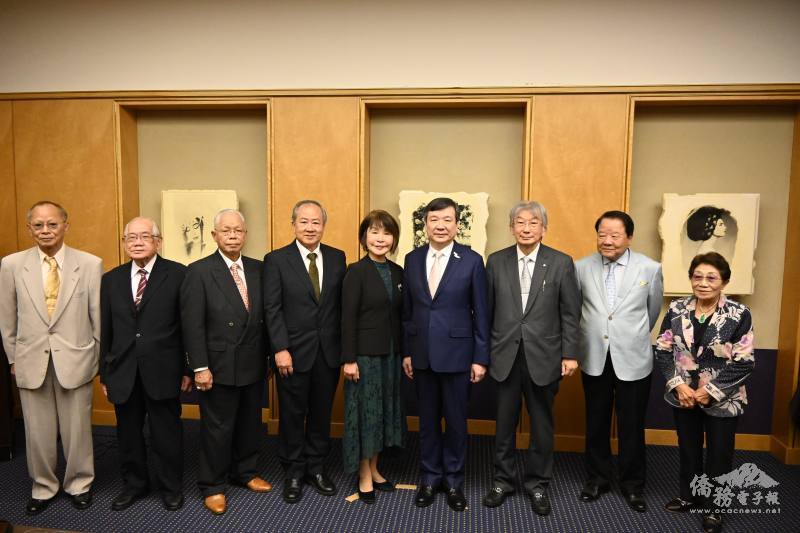 李逸洋與受頒證書的僑務委員及僑務榮譽職人員合照