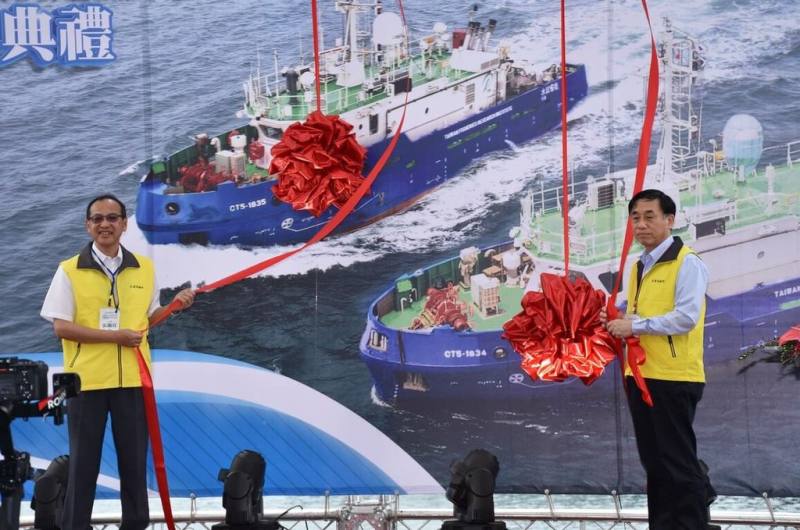 農業部水產試驗所新建2艘漁業試驗船「水試3號」及「水試6號」，28日在基隆碼頭舉行啟用典禮，將配置給澎湖漁業生物研究中心與東部漁業生物研究中心使用。（農業部水產試驗所提供）