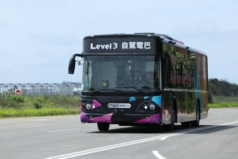 車輛中心表示，全台首輛Level 3 AI自駕電動巴士為攜手義隆電子、歐特明、為昇科、旭春、友通資訊、智易科技、奇美車電等國內指標企業共同打造，並採用成運汽車電動巴士平台。（車輛中心提供）