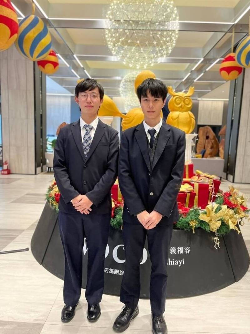 日本台灣交流協會公布留日大學全額獎學金12人，嘉義高中學生江尚叡（左）、賴群瀚（右）獲選。（嘉中提供）