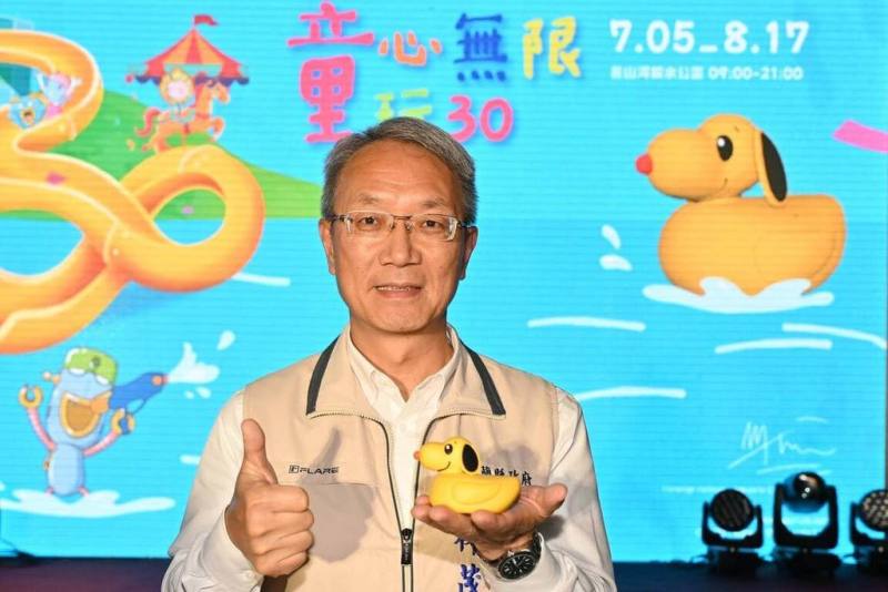 2025宜蘭國際童玩藝術節將於7月盛大登場，荷蘭藝術家霍夫曼（Florentijn Hofman）受邀將黃色小鴨與經典卡通角色史努比結合，設計出「史努比鴨」裝置藝術，28日由宜蘭縣代理縣長林茂盛（圖）在童玩節宣傳記者會對外展示。（宜蘭縣政府提供）