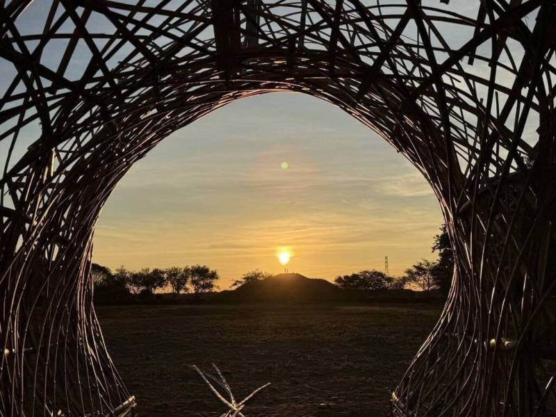 林保署屏東分署邀請藝術家游文富以國產桂竹、刺竹與鐵件為材料，打造林後四林平地森林園區第2座大型竹構藝術作品「穿越」，以太陽為意象，延伸出關於宇宙觀、時間與生命的文化思索。圖為游文富於創作期間拍攝。（藝術家游文富提供）