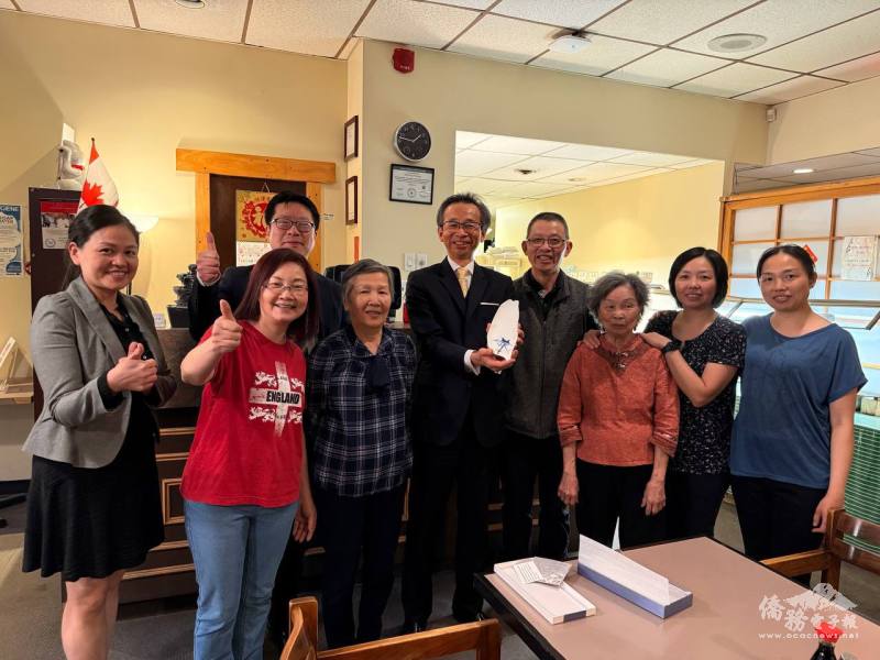 駐多倫多文化辦事處處長梁毅鵬(左五)、文教中心主任藍柏青(左三)、副組長吳秋月(左一)等造訪觀世音素食餐廳與業者合照