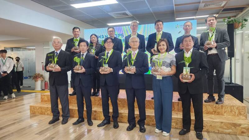 第5屆台灣氣候行動博覽會將於10月在高雄駁二登場，市府29日在淨零學院舉辦啟動儀式，由市長陳其邁（前排左3）、民進黨立委邱議瑩（前排右2）及企業代表等共同揭開序幕