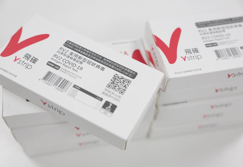 COVID-19疫情近期升溫，衛福部疾管署日前表示，食藥署已與快篩試劑廠商、通路商密切聯繫，請廠商持續增加生產量，且協調4大超商、連鎖藥局、社區藥局等通路陸續舖貨。圖為台北市一間藥局所販售的快篩存貨充足。