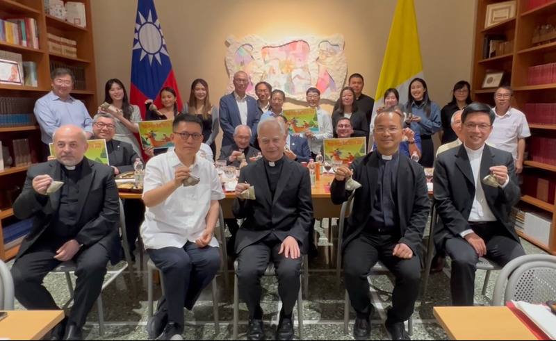 駐教廷使館28日舉行端午餐會，邀請多位曾在台奉獻的外籍神職人員，以及旅義台灣神職人員參加