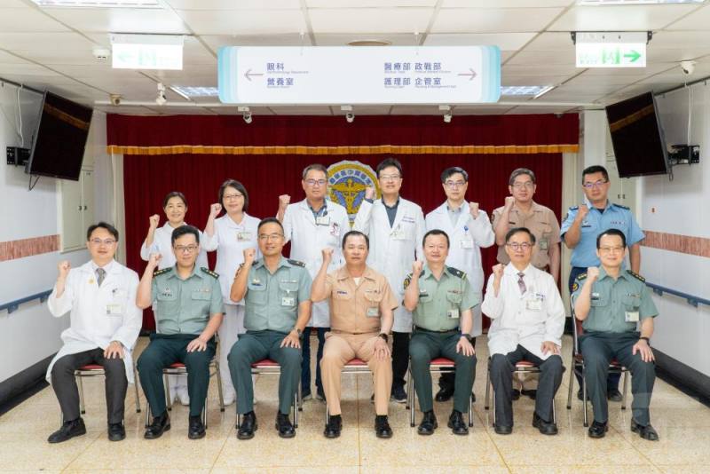 黃常次慰問國軍臺中總醫院醫療人員。（軍備局提供）