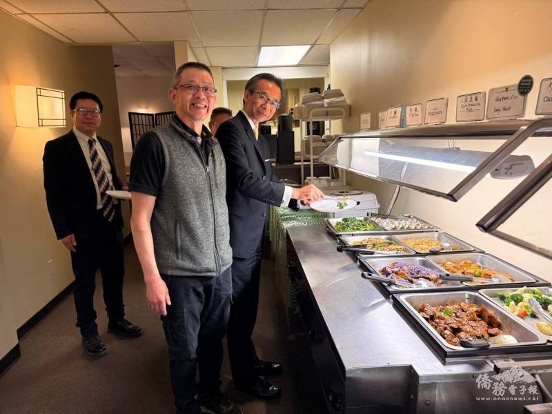 觀世音素食餐廳負責人陳先生(前)與梁毅鵬及藍柏青合影