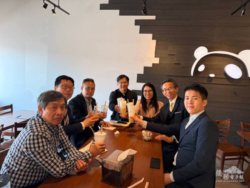 梁毅鵬及藍柏青造訪PANDA TEA與兩位負責人合影