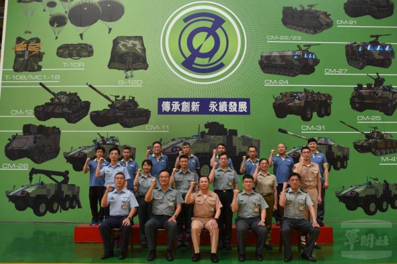 國防部常務次長黃佑民中將慰問軍備局第209廠官兵。（軍備局提供）