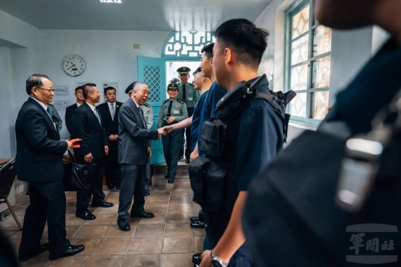 李榮譽理事長慰問儀隊官兵執勤辛勞