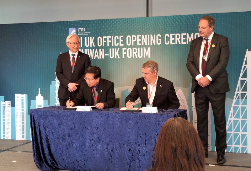 工研院28日在倫敦與英國國家級創新引擎Catapult Network簽署策略合作意向書，由工研院資深副總蘇孟宗（坐者左）、Catapult Network主席艾波特（坐者右）代表簽署，工研院董事長吳政忠（立者左）、英國國家科技顧問史密斯（立者右）見證