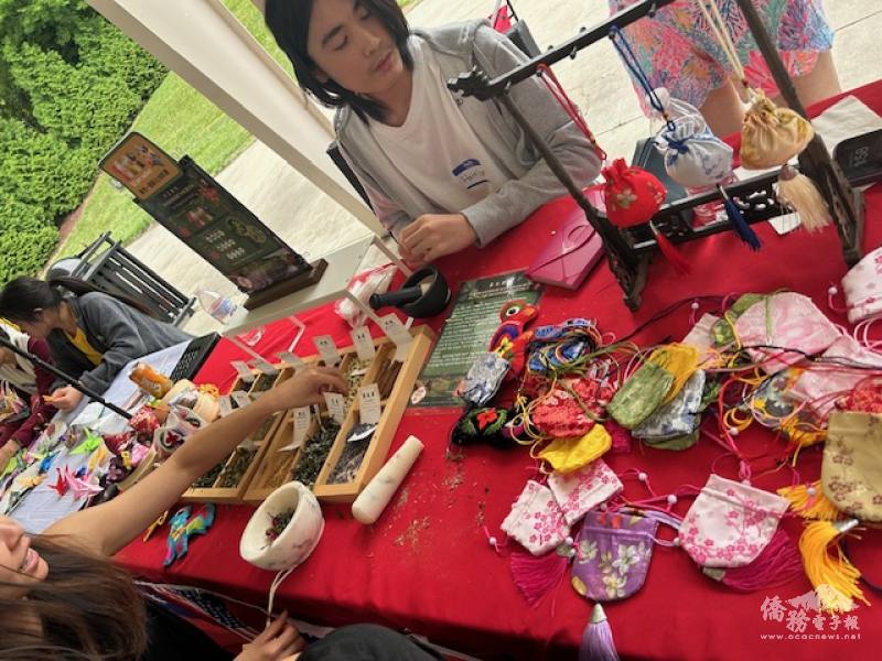 親子同樂手作艾草束與香包體驗傳統習俗