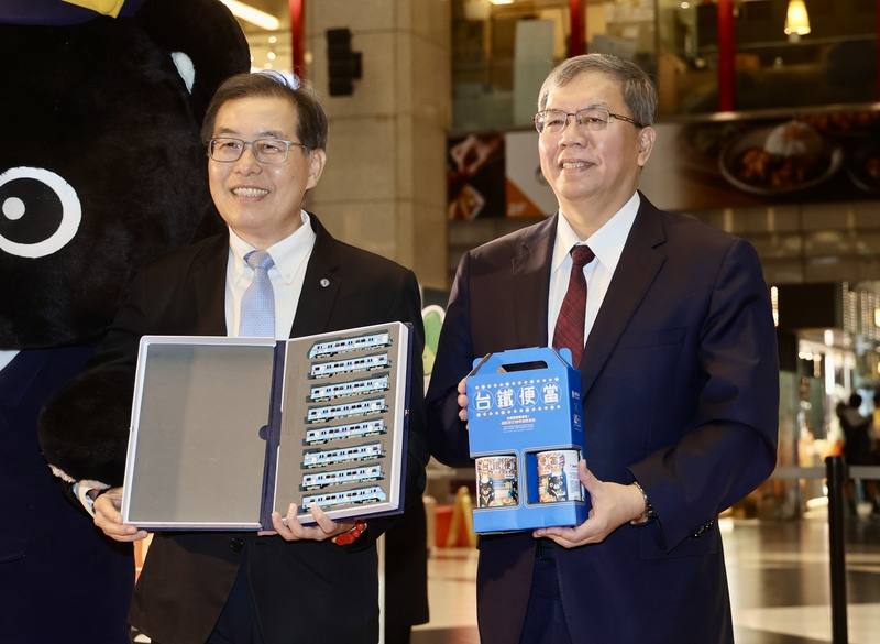 台鐵公司鐵路便當節暨商品展前記者會29日在台北車站舉行，台鐵與台灣菸酒合作，在鐵路便當節推出訂製商品，台鐵公司總經理馮輝昇（左）、台灣菸酒公司副總經理林鴻志（右）出席記者會，歡迎民眾6月6日至9日來台北車站參與鐵路便當節活動