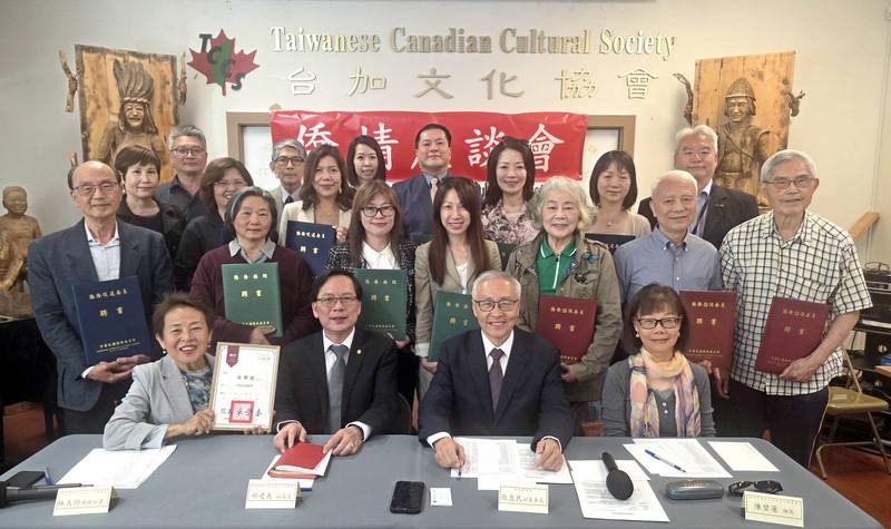 僑委會副委員長張良民（前右2）28日與新任行政院顧問、僑務顧問、僑務諮詢委員和僑務促進委員合影