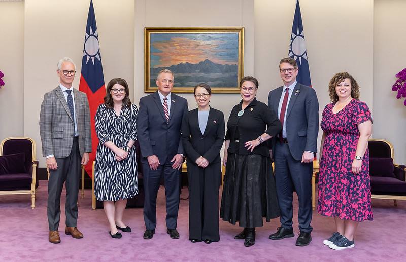 副總統和訪賓一行合影