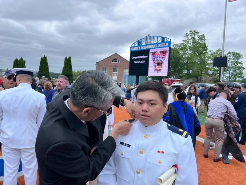 美國海岸防衛隊官校首位公費台生楊凱閎21日畢業，海巡署代表為他掛上象徵性官階。（海巡署提供）