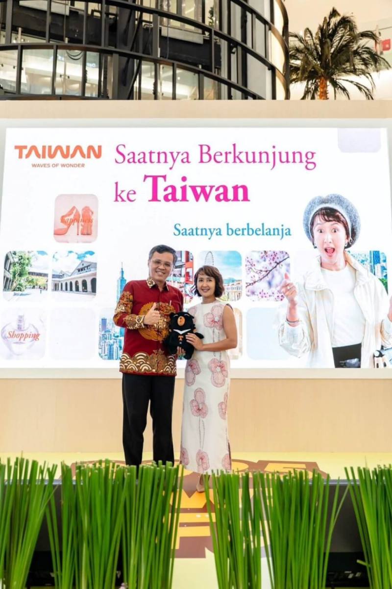 台灣購物之旅代言人Widi Mulia（右），現身雅加達台灣農遊展銷會掀熱潮。觀光署駐吉隆坡辦事處主任周士弼（左）贈禮致謝。（觀光署提供）