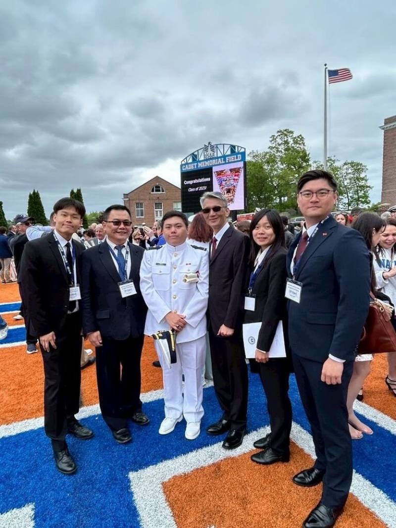 楊凱閎21日在美國海岸防衛隊官校畢業典禮中與海巡署代表合影。（海巡署提供）