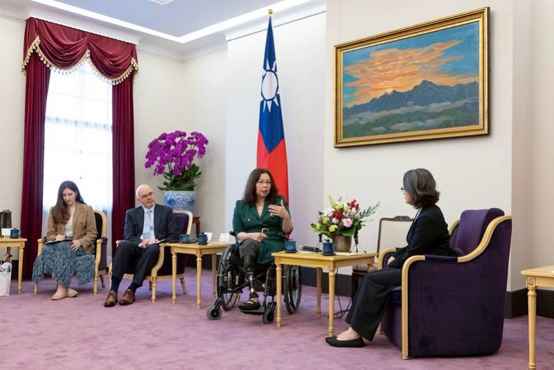 副總統接見「美國聯邦參議員達克沃絲訪問團」，並相互交流