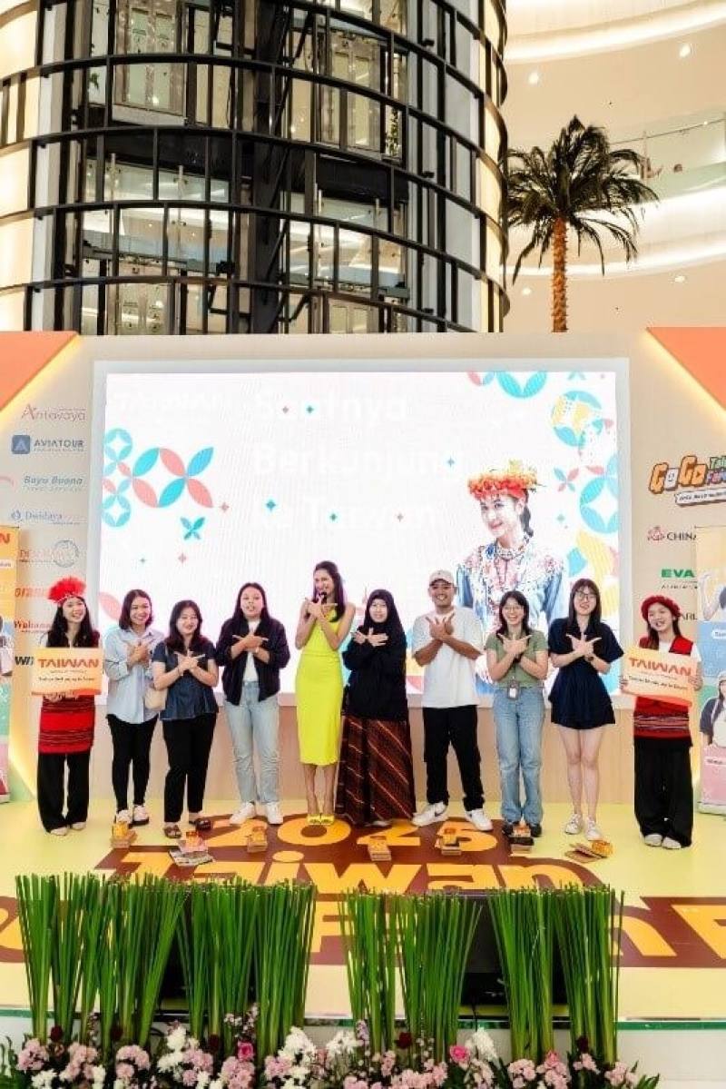 Mikha Tambayong（左5）號召印尼民眾親自感受TAIWAN–Waves of Wonder的無限魅力。（觀光署提供）