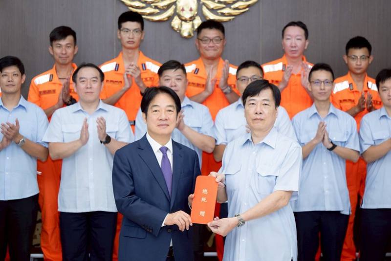 總統頒發加菜金，慰勉海巡同仁辛勞