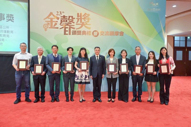 行政院長卓榮泰頒發金馨獎