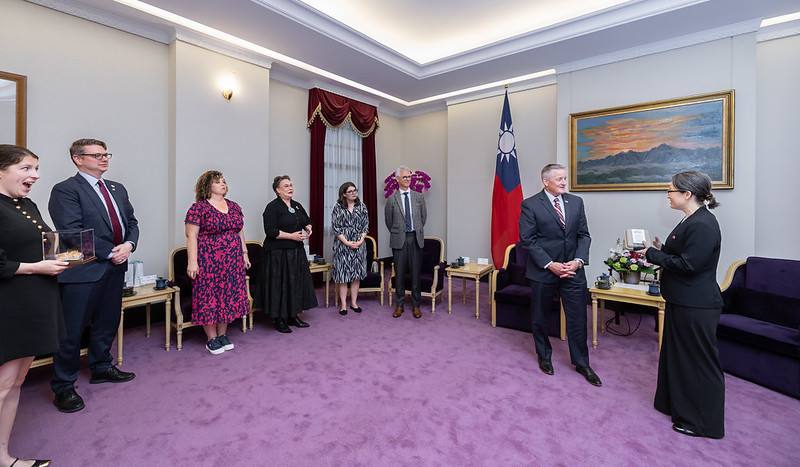 副總統接見「美國聯邦眾議院『天然資源』委員會主席魏德曼訪問團」，並相互交流