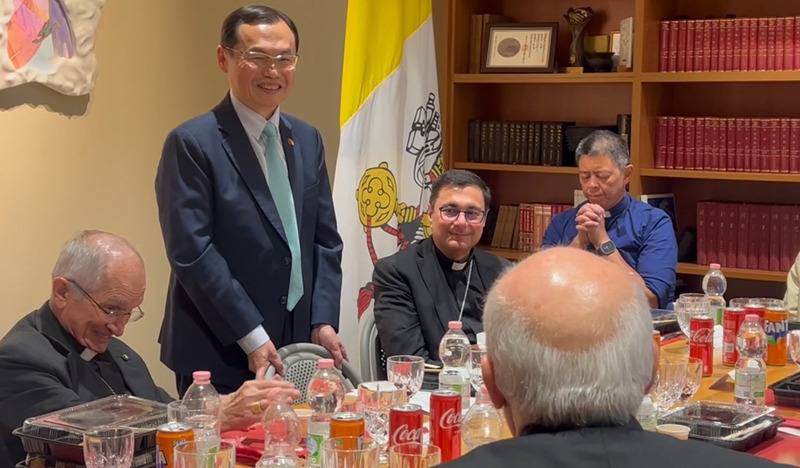 身為天主教徒的駐教廷大使賀忠義28日主持端午餐會，演唱中文版的聖母頌，為在場神職人員祈禱祝福