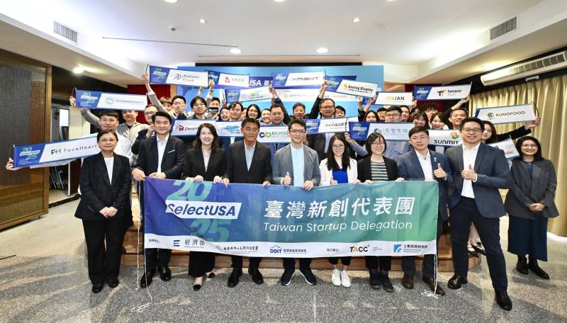 經濟部中小及新創企業署李冠志署長(左4)、產業技術司郭肇中司長(左5)及赴美新創企業一同合影