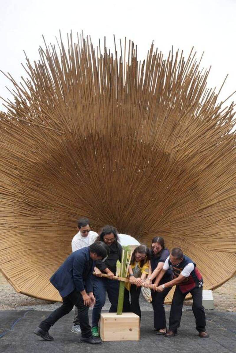 藝術家游文富（右4）以國產桂竹、刺竹與鐵件為材料，為屏東林後四林平地森林園區打造第2座大型竹構藝術作品「穿越」，29日正式啟動，象徵勢如破竹