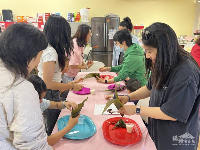 學員動手包粽子樂在其中