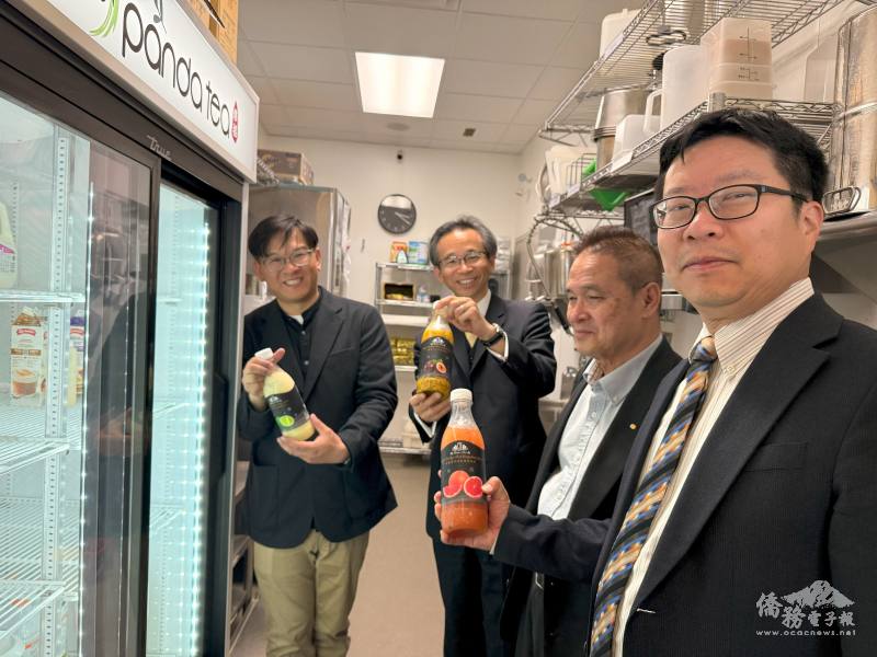 PANDA TEA 負責人巫昱宏(左一)向梁毅鵬及藍柏青介紹來自臺灣的茶飲原料