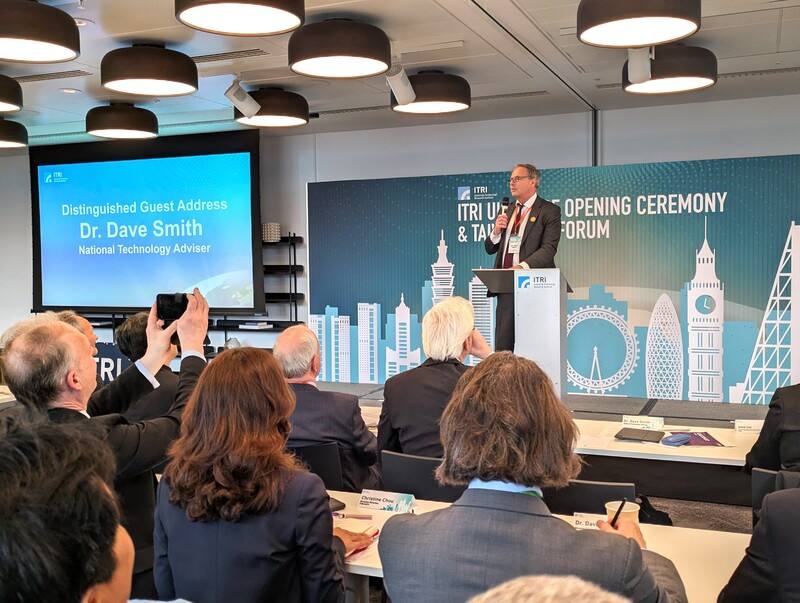 工研院28日在倫敦舉行英國辦公室開幕典禮，英國國家科技顧問史密斯致詞