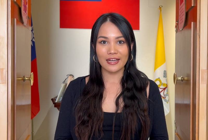 台灣原住民歌手阿布絲接受中央社訪問表示，6月15日將參加荷蘭藝術節表演，她首次訪問歐洲，第一站先到羅馬，在駐教廷大使館端午餐會即興演出