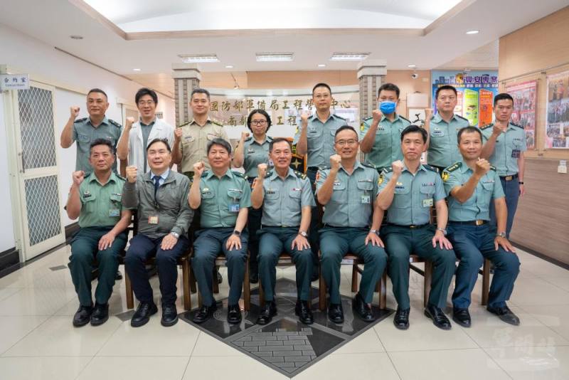 鍾副部長與官兵合影